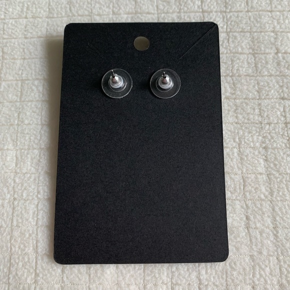 NWOT Francesca’s leopard stud earrings - Picture 4 of 6